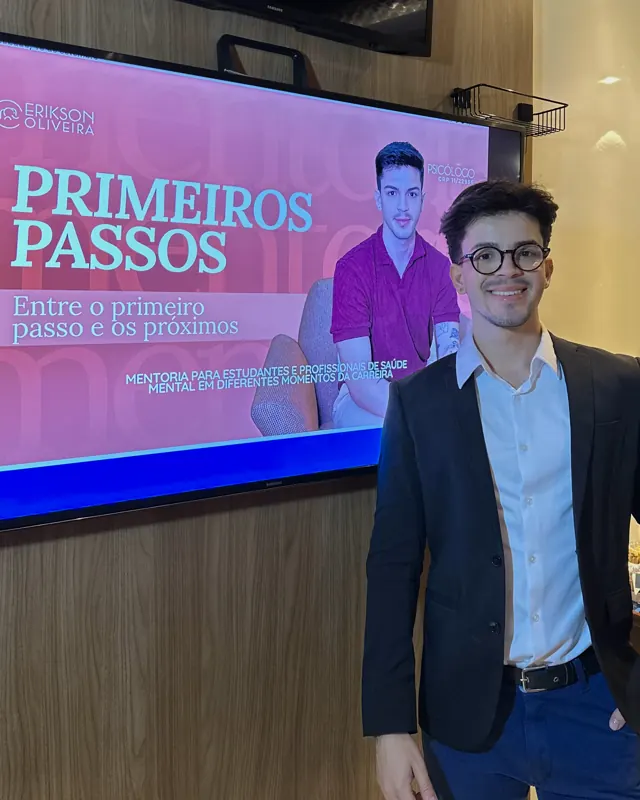 Psicólogo Erikson Oliveira ao lado do slide de apresentação da mentoria Primeiros Passos