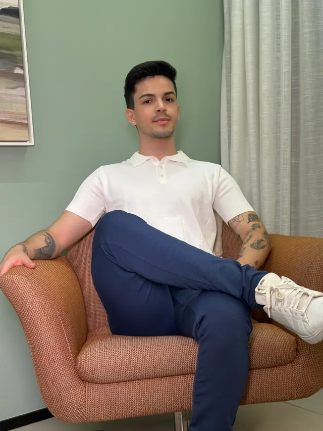 Psicólogo Erikson Oliveira em poltrona no consultório onde atende com Terapia Cognitivo-Comportamental em Fortaleza